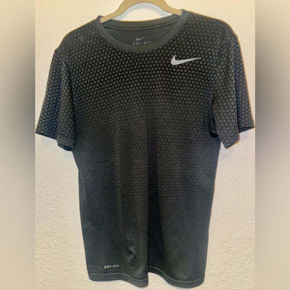 Nike Men's Gradient print honeycomb pattern Dri fit T-shirt- Charcoal & Black
